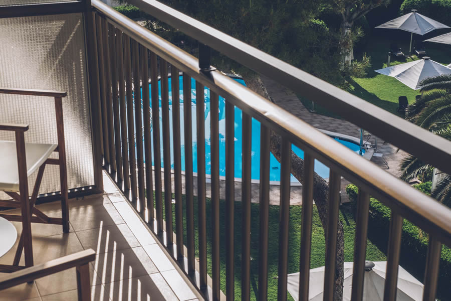 Paarurlaub im Doppelzimmer mit Blick auf den Garten und das Schwimmbad des AYA Seahotel - Adults Only in Playa de Palma