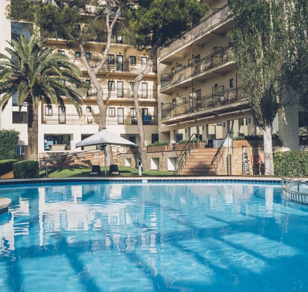 bar de piscina del hotel aya en playa de palma