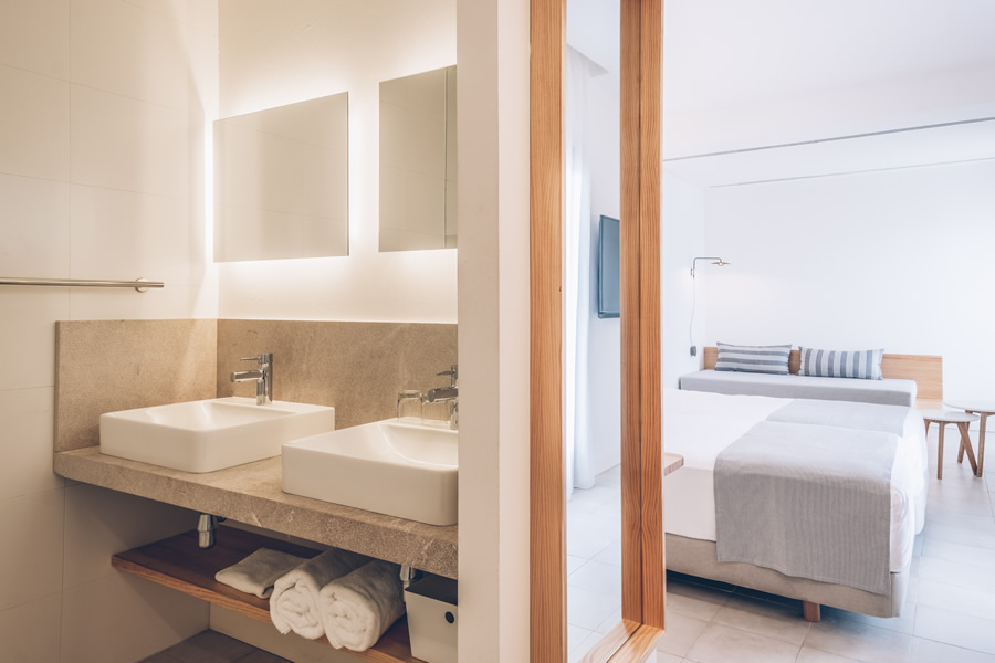 salle de bain de la chambre triple de l'hôtel Aya à Playa de Palma